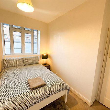 2 Bed Flat - Short Walk From Brent Cross Station Apartment Хендън Екстериор снимка