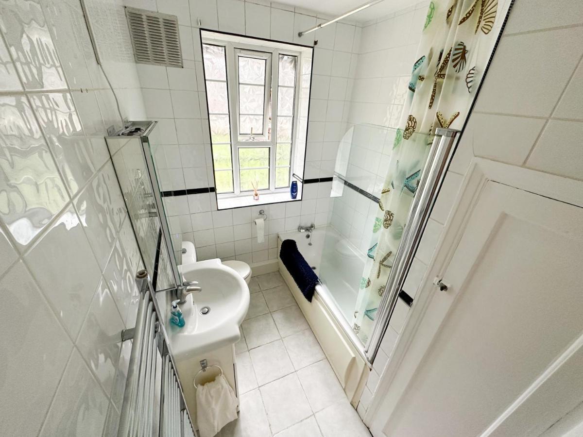2 Bed Flat - Short Walk From Brent Cross Station Apartment Хендън Екстериор снимка