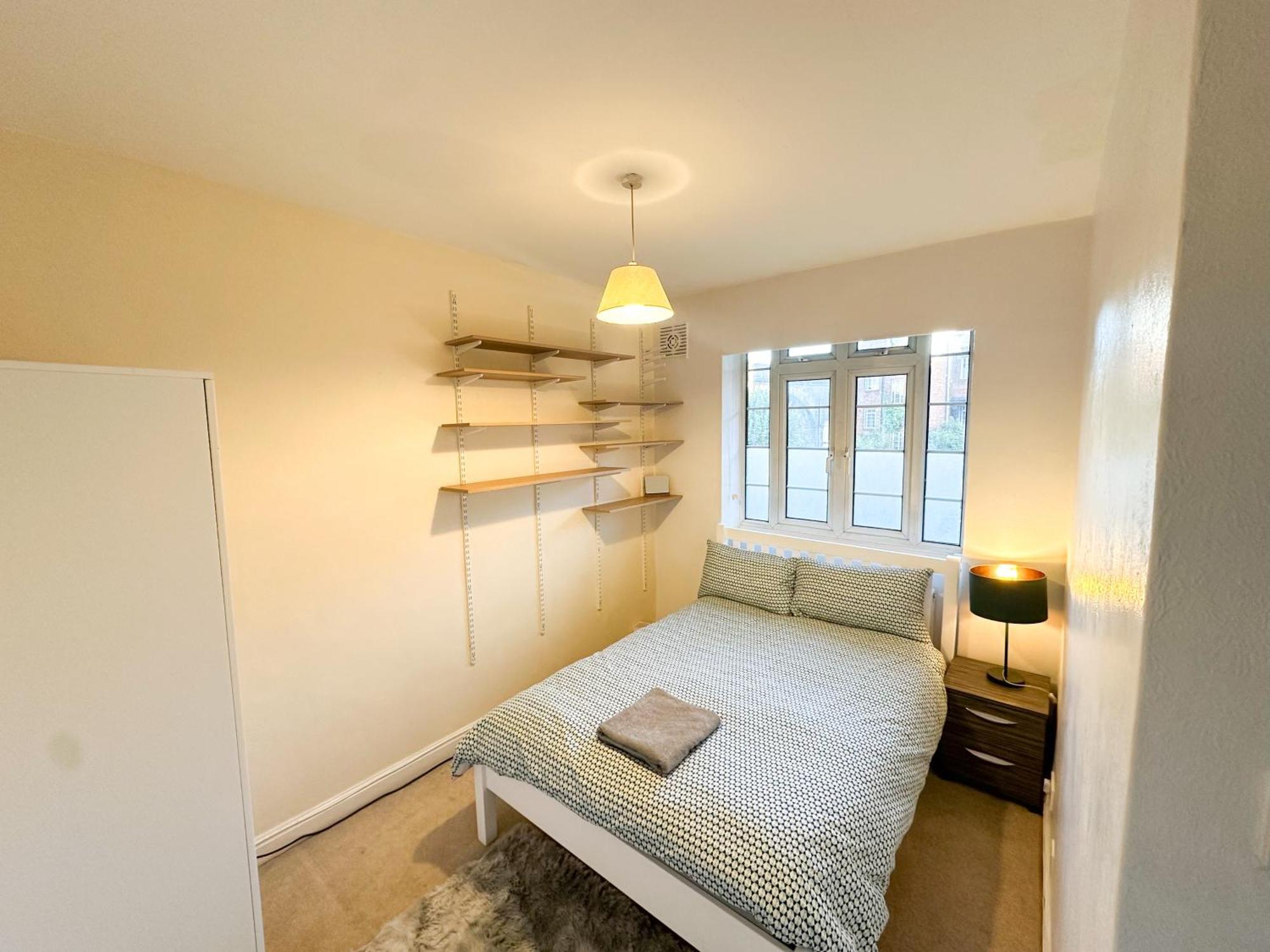 2 Bed Flat - Short Walk From Brent Cross Station Apartment Хендън Екстериор снимка