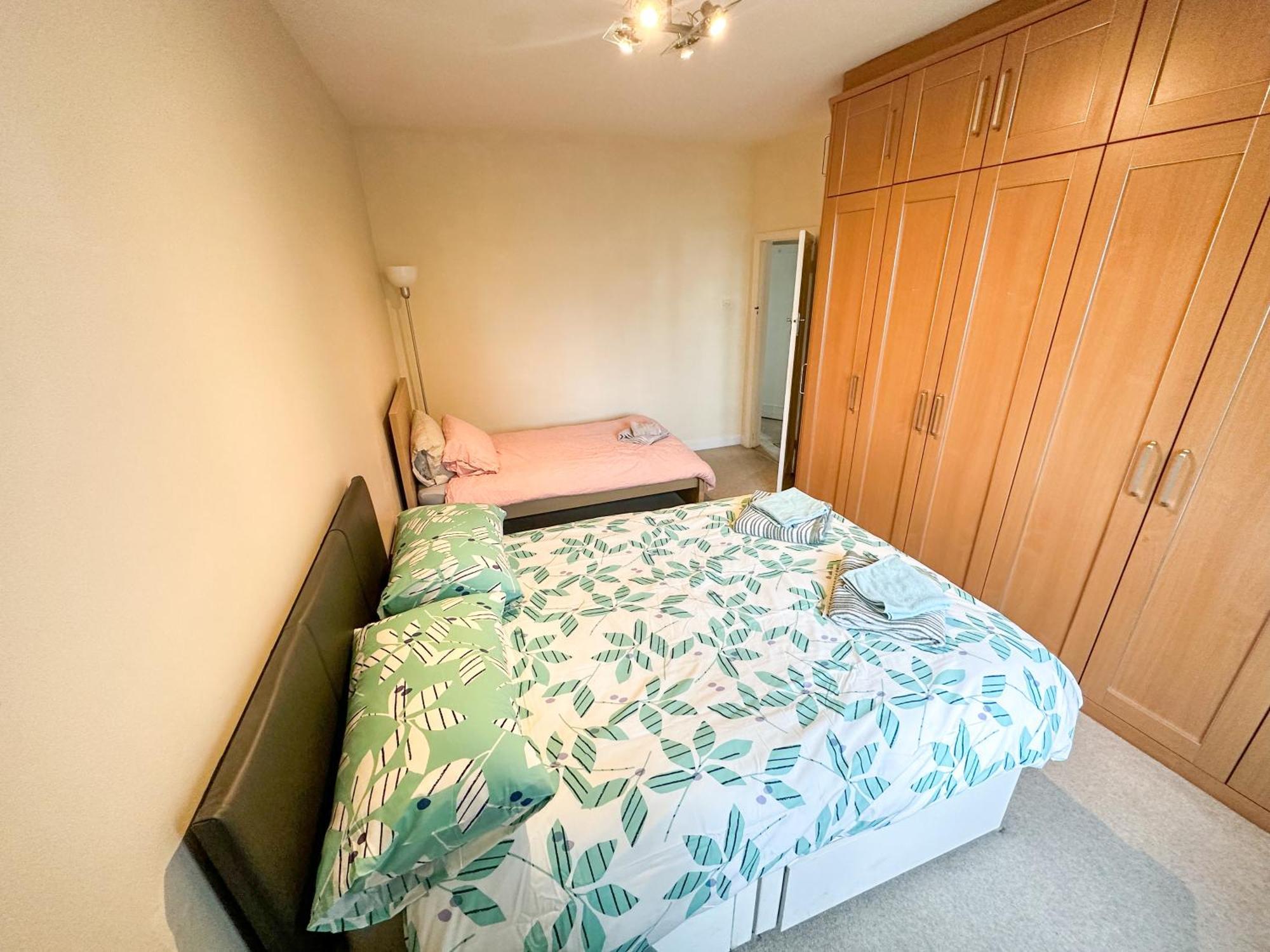2 Bed Flat - Short Walk From Brent Cross Station Apartment Хендън Екстериор снимка