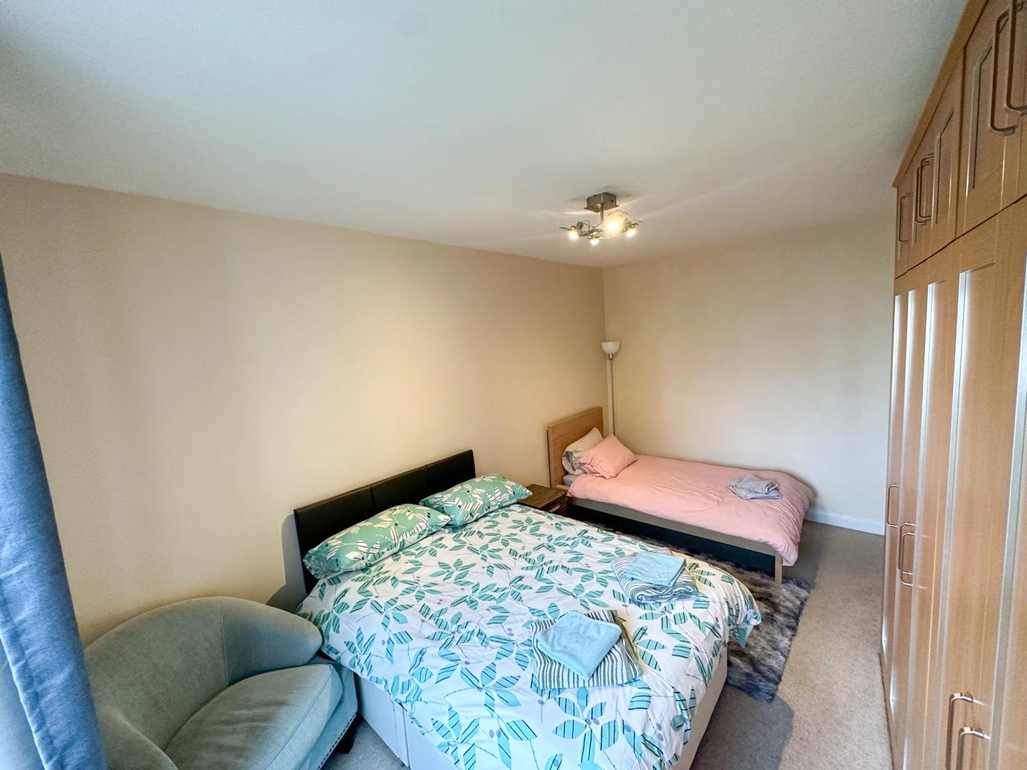 2 Bed Flat - Short Walk From Brent Cross Station Apartment Хендън Екстериор снимка